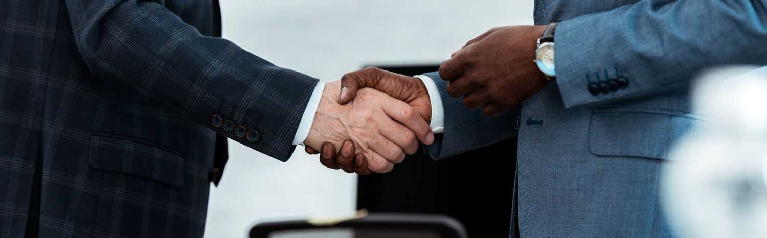 homme d'affaires afro-américain serrant la main de son partenaire