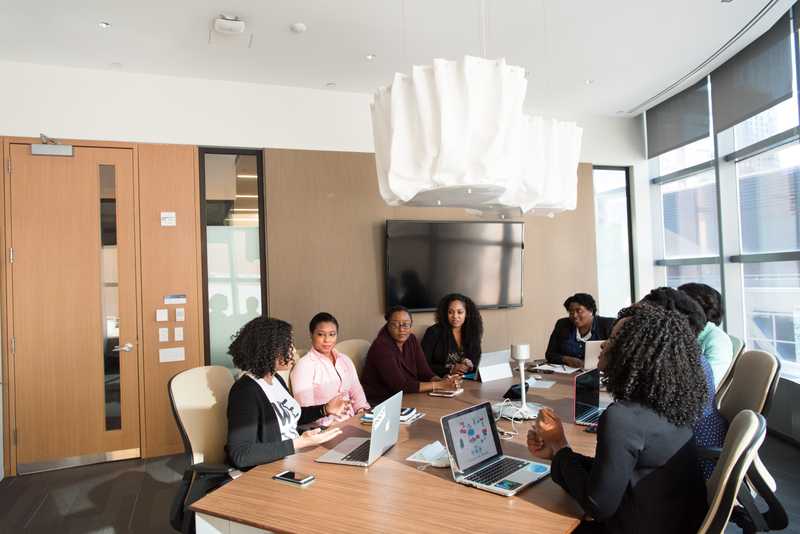Africains en réunion de travail autour d'une table de conférence